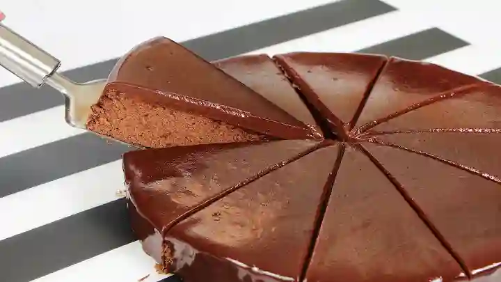 غرقانة بصوص الشوكولاتة..طريقة عمل كيكة الشوكولاتة الهشة في المنزل بالصوص الرهيب زي الجاهزة